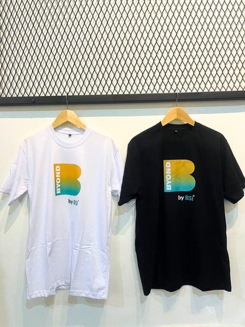 Kaos putih dan hitam dengan sablon logo berwarna gradasi