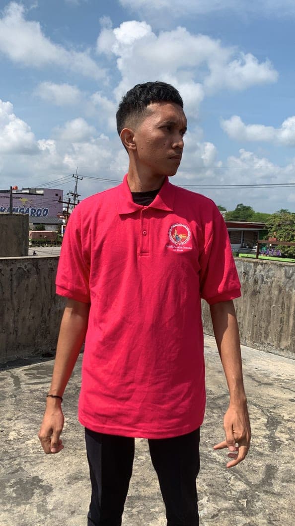 Polo merah dengan bordir logo di dada kiri