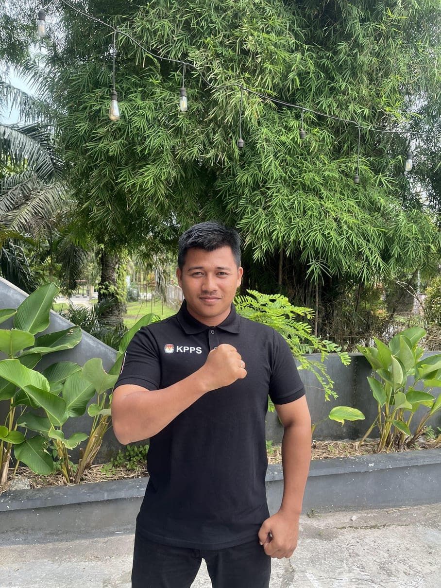 Polo hitam dengan bordir logo di dada
