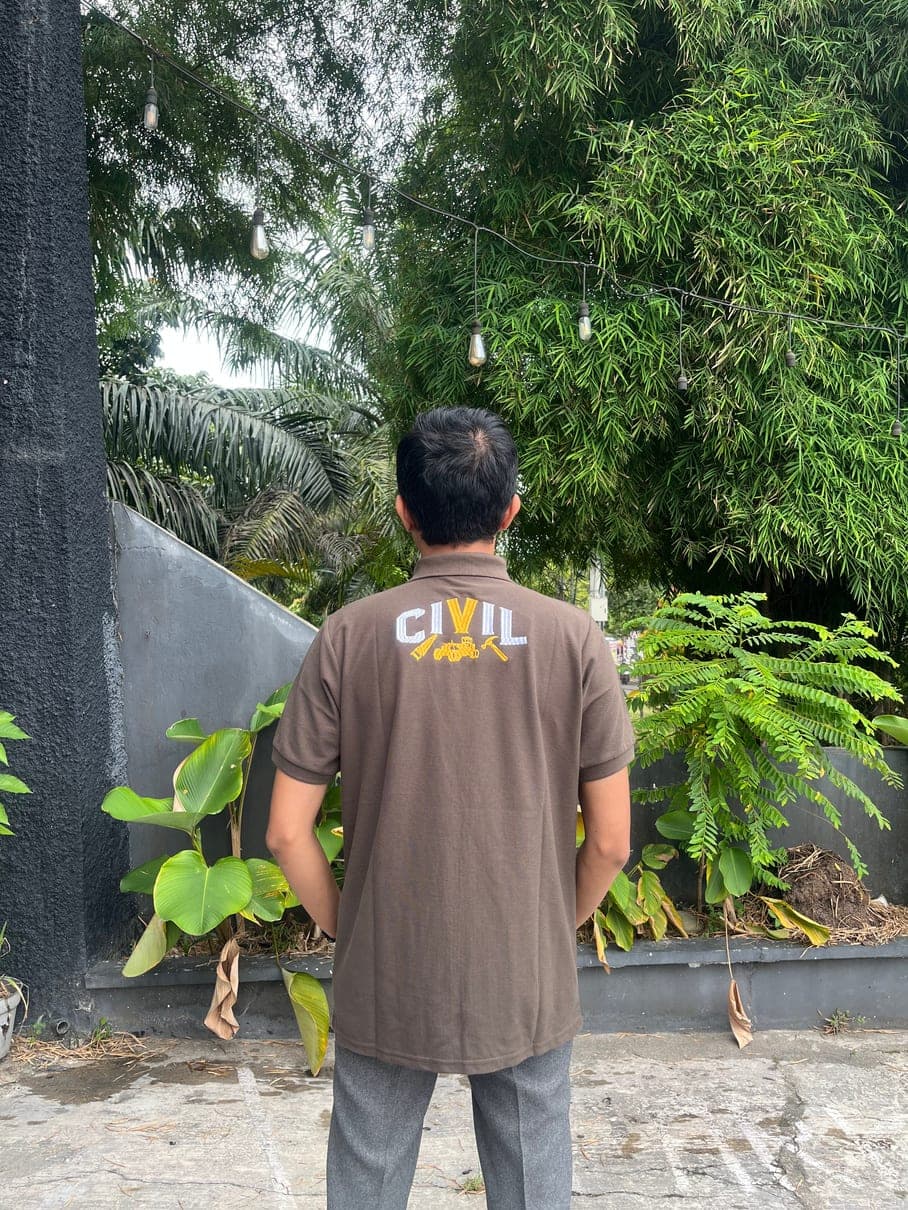 Polo coklat dengan bordir tulisan di punggung