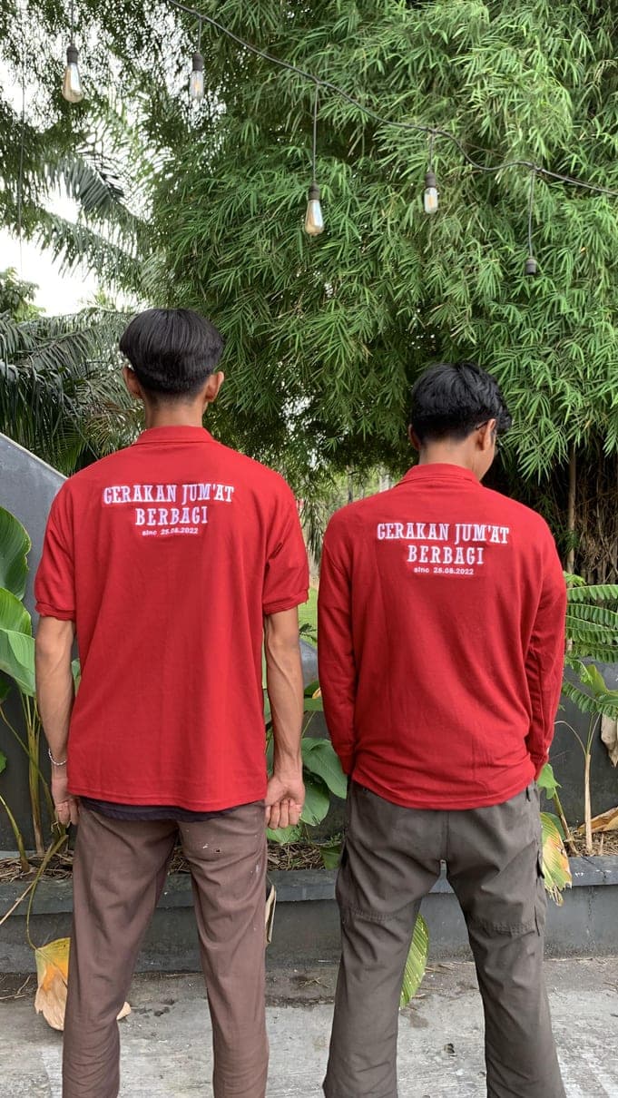 Dua polo merah dengan sablon tulisan putih di punggung