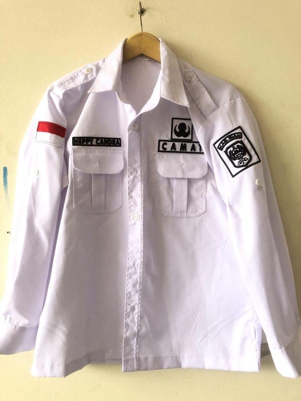 Kemeja PDH putih lengan panjang dengan atribut bordir