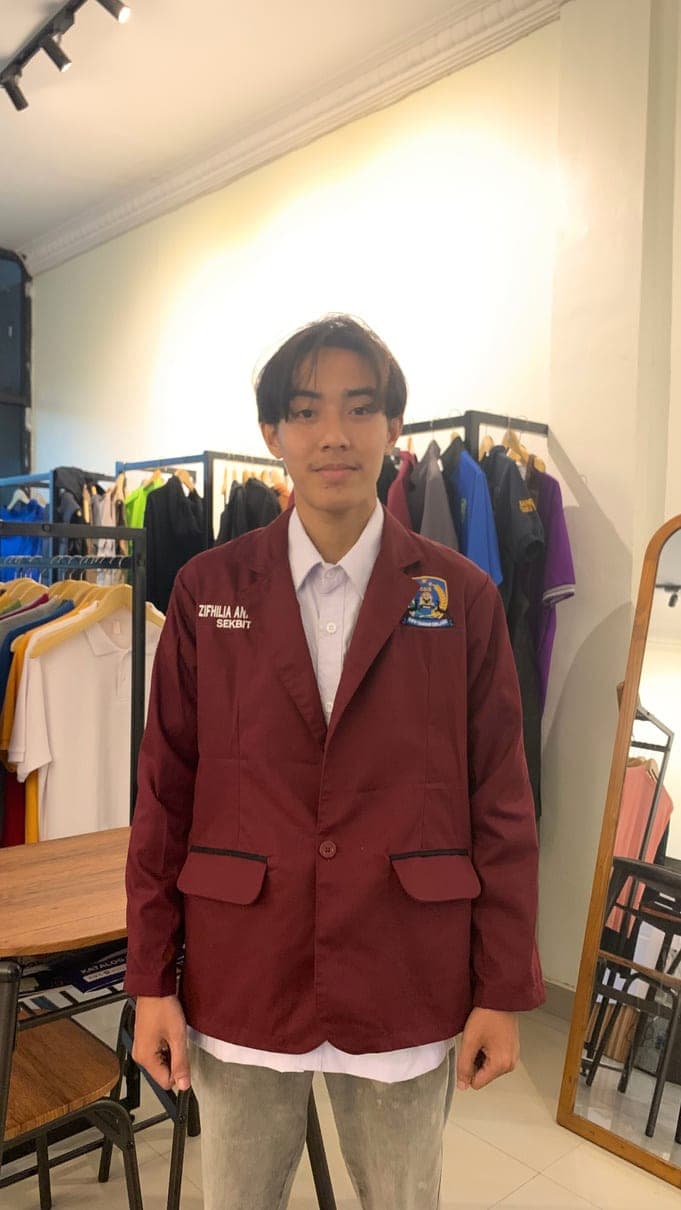 Blazer marun dengan bordir nama dan logo