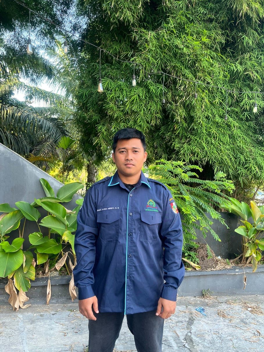 Kemeja navy dengan list biru muda dan bordir logo