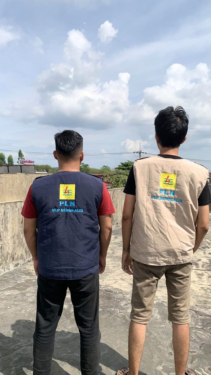 Dua rompi kerja dengan bordir logo besar di punggung