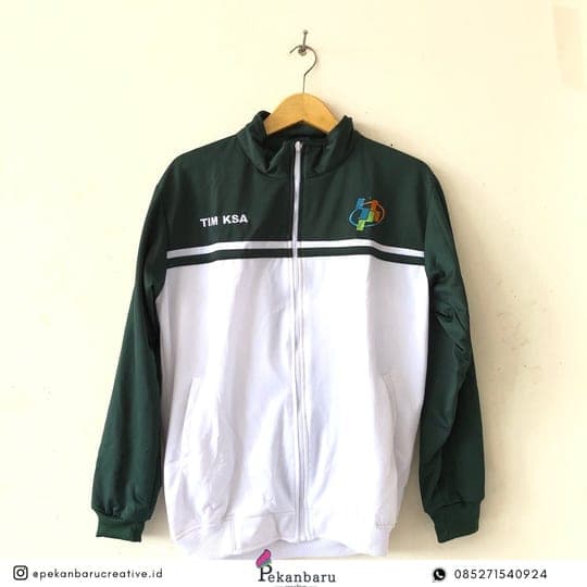 Jaket training hijau-putih dengan bordir nama tim dan logo