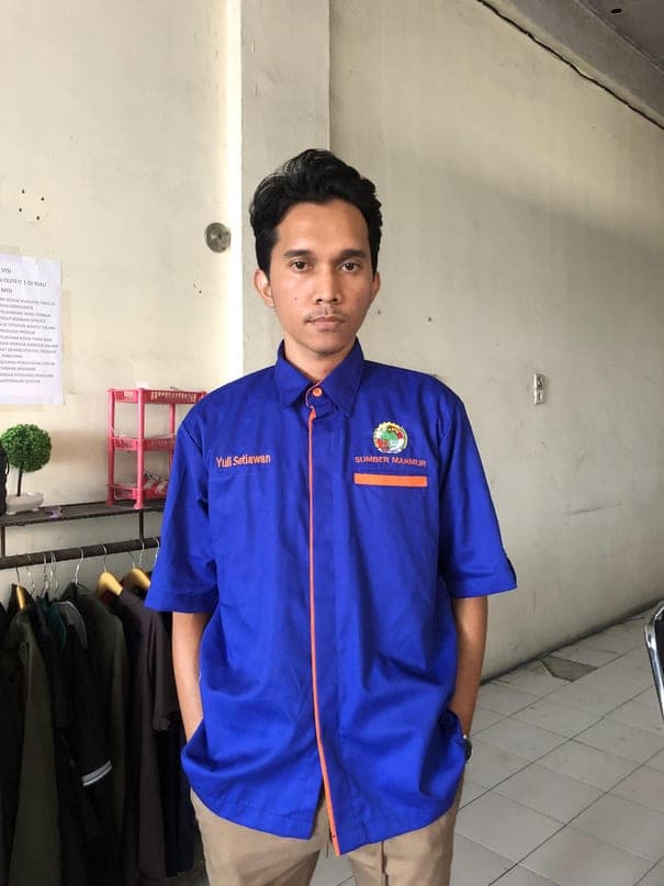 Kemeja kerja biru dengan list oranye dan bordir nama