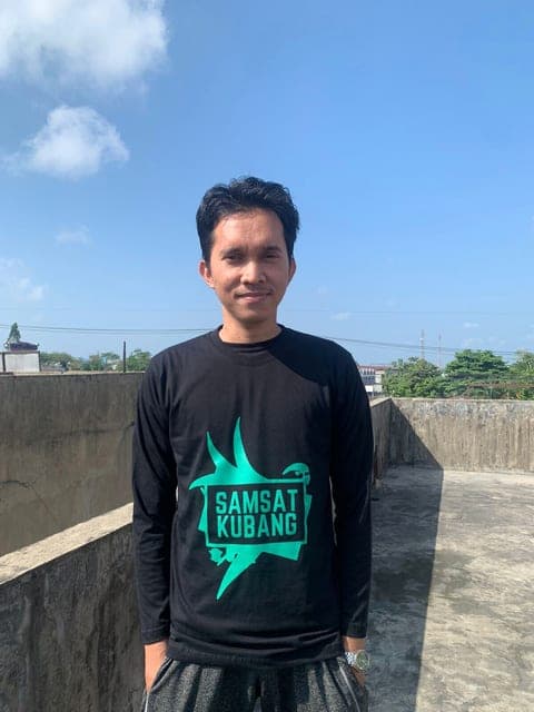 Kaos lengan panjang hitam dengan sablon besar hijau tosca
