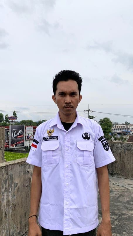 Kemeja PDH putih lengan pendek dengan atribut bordir