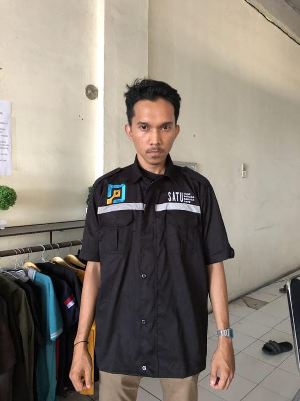 Kemeja kerja hitam dengan list reflektor dan bordir