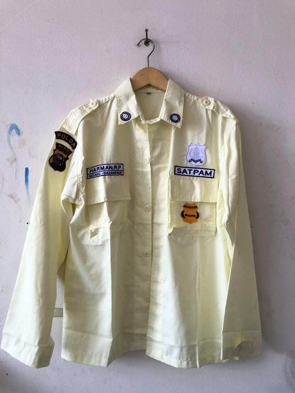 Kemeja seragam satpam krem dengan badge bordir