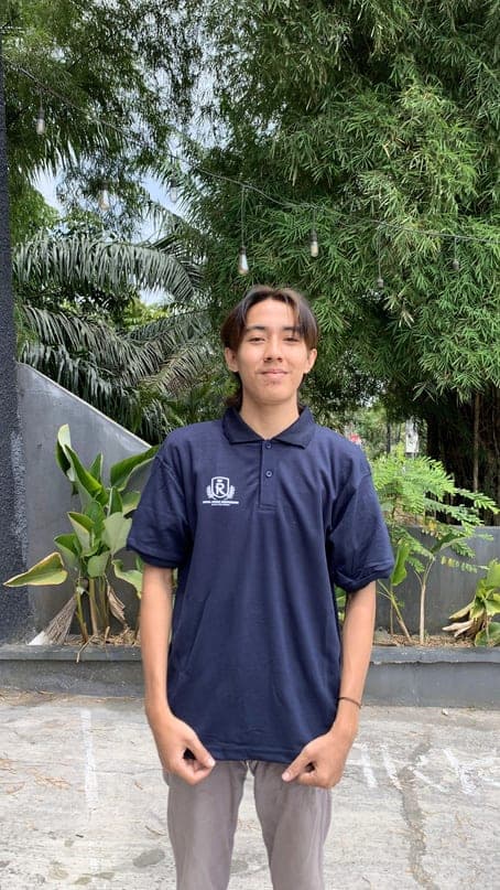 Polo navy dengan bordir logo putih di dada