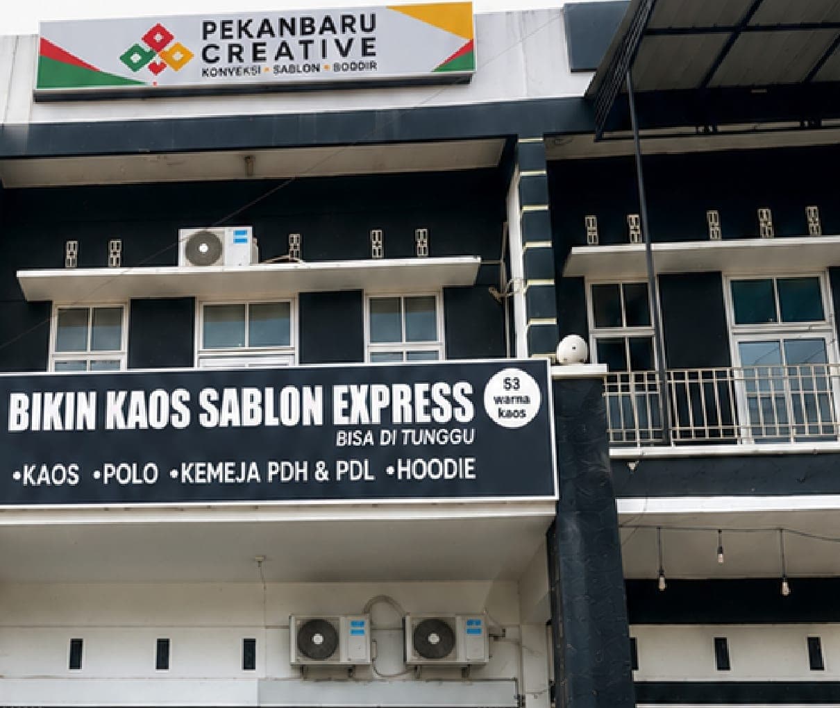Tampak depan toko dan workshop Pekanbaru Creative dengan papan “Bikin Kaos Sablon Express”